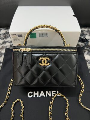 [샤넬] 베니티백 램스킨 블랙 레터링 탑 핸들 체인 금장 AP2805