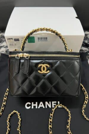 [샤넬] 베니티백 램스킨 블랙 레터링 탑 핸들 체인 금장 AP2805