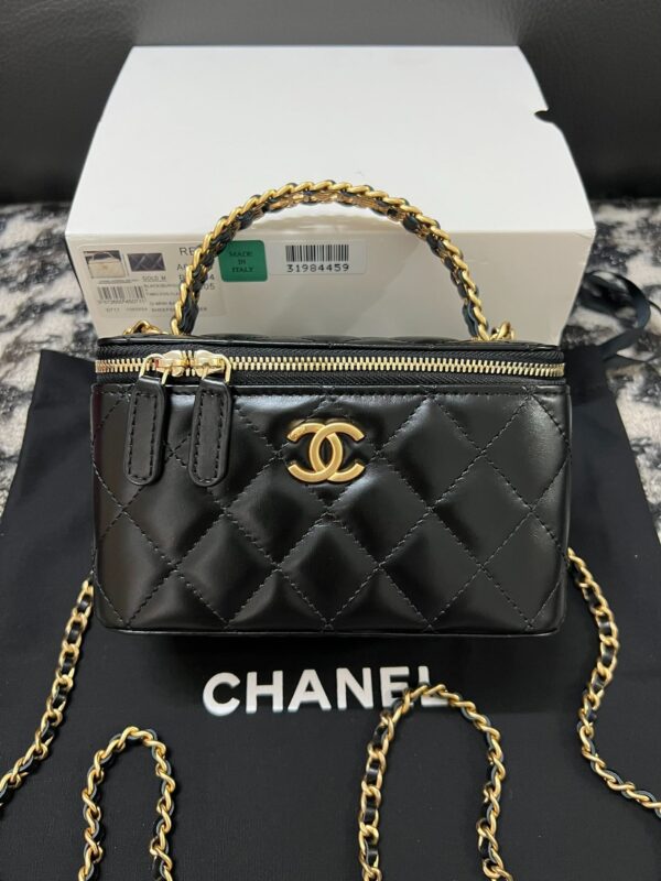 [샤넬] 베니티백 램스킨 블랙 레터링 탑 핸들 체인 금장 AP2805