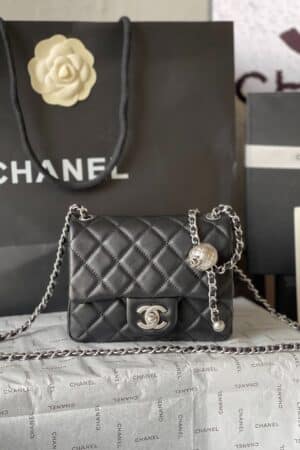 [샤넬] 미니 클래식 플랩백 블랙 램스킨 실버볼  AS1786
