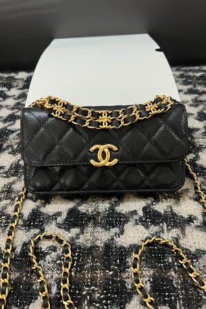 [샤넬] 코코퍼스트 woc 폰홀더 블랙 금장 AP3021