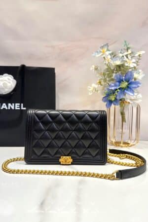 [샤넬] 보이 woc 램스킨 골드 메탈 AP1117