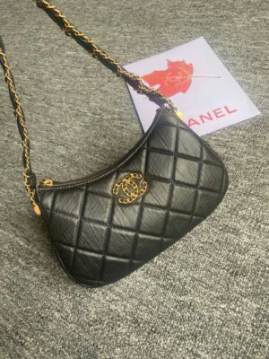 [샤넬] 19 호보백 스몰 블랙 빈티지 카프스킨 AS4422