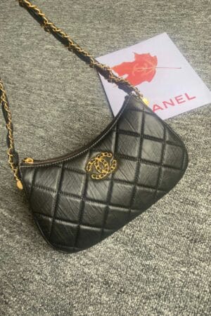 [샤넬] 19 호보백 스몰 블랙 빈티지 카프스킨 AS4422