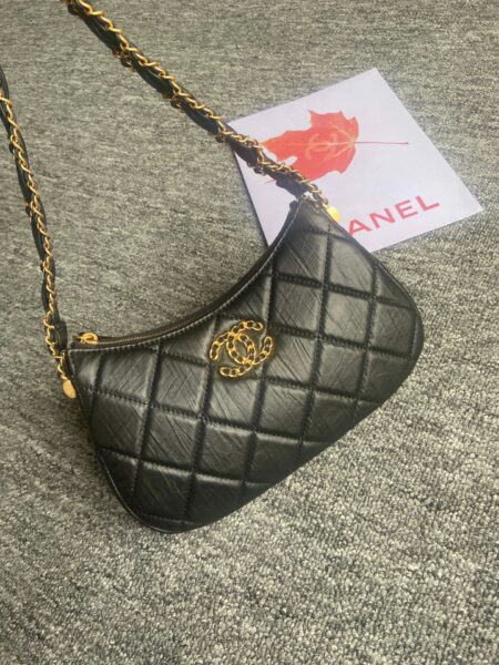 [샤넬] 19 호보백 스몰 블랙 빈티지 카프스킨 AS4422