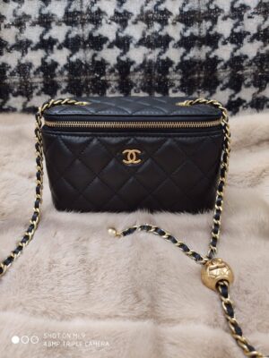 [샤넬] 베니티백 램스킨 블랙 골든볼 체인 금장 AP2303