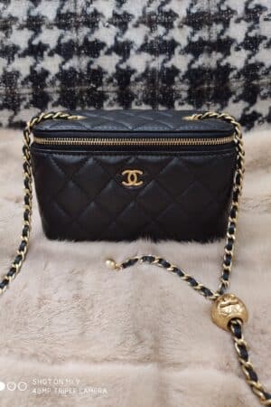 [샤넬] 베니티백 램스킨 블랙 골든볼 체인 금장 AP2303