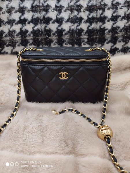 [샤넬] 베니티백 램스킨 블랙 골든볼 체인 금장 AP2303