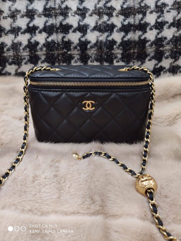 [샤넬] 베니티백 램스킨 블랙 골든볼 체인 금장 AP2303