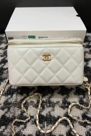 [샤넬] 베니티백 램스킨 화이트 체인 금장 AP2937