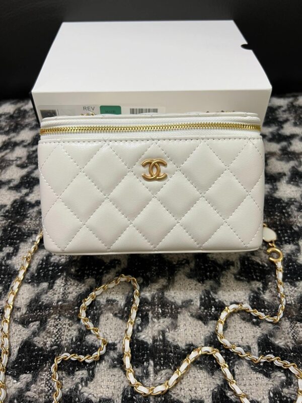 [샤넬] 베니티백 램스킨 화이트 체인 금장 AP2937