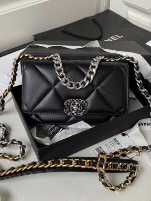 [샤넬] 19 woc 턴락 체인백 AP3267