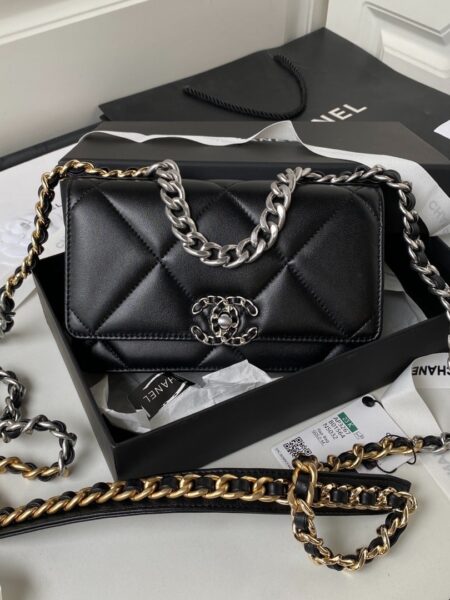 [샤넬] 19 woc 턴락 체인백 AP3267