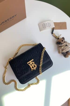 [버버리] 모노그램 퀼티드 크로스백