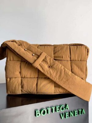 [보테가베네타] 맥시 패딩 테크 카세트