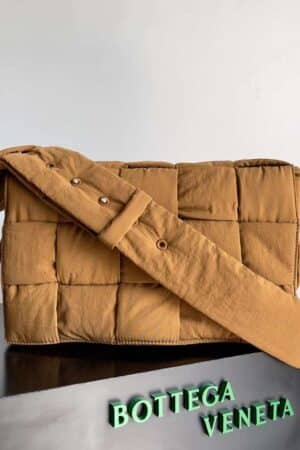 [보테가베네타] 맥시 패딩 테크 카세트