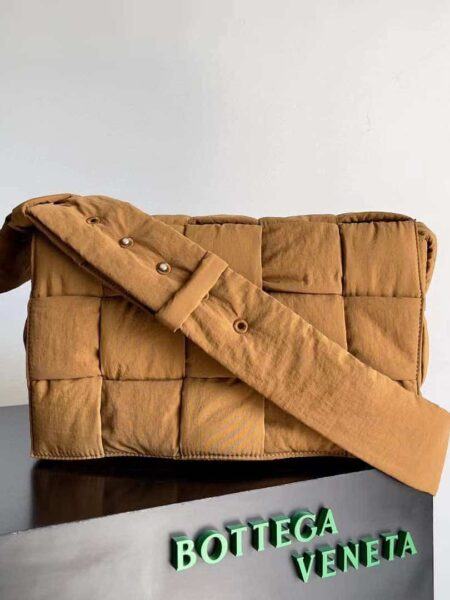 [보테가베네타] 맥시 패딩 테크 카세트