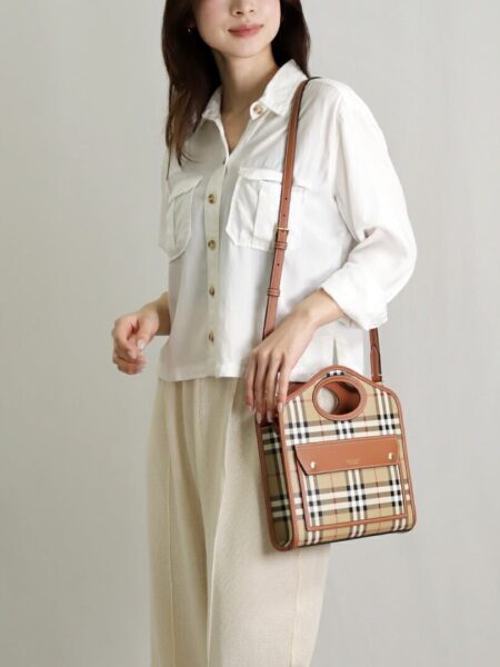 [버버리] 삭 포켓 체크 토트 크로스백 8066166