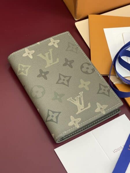 [루이비통] 기린 일러스트 패스포트 커버 M64502 (페이디드 그린)